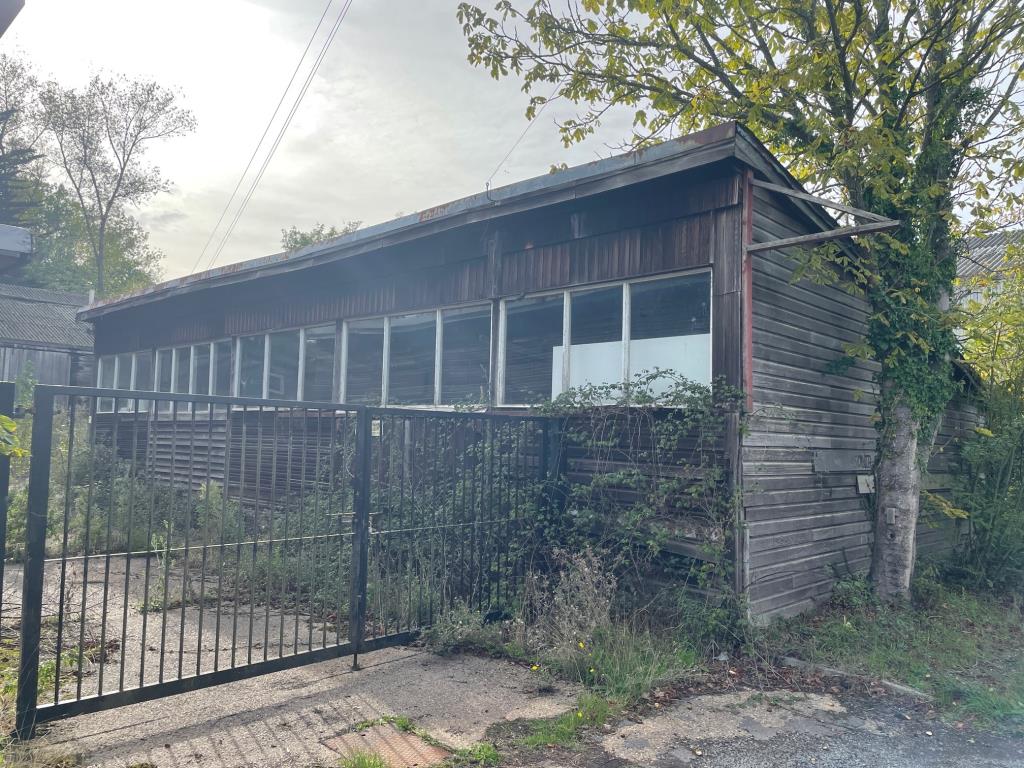 Lot: 131 - ALMOST THREE-QUARTERS OF AN ACRE FREEHOLD SITE WITH REDEVELOPMENT POTENTIAL - 